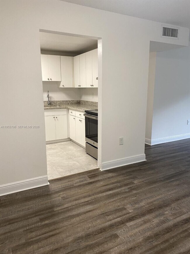 5112 NW 79th Ave in Doral, FL - Building Photo - Building Photo