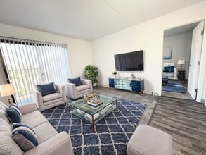 Cedar Place Apartments in Lansing, MI - Foto de edificio - Building Photo