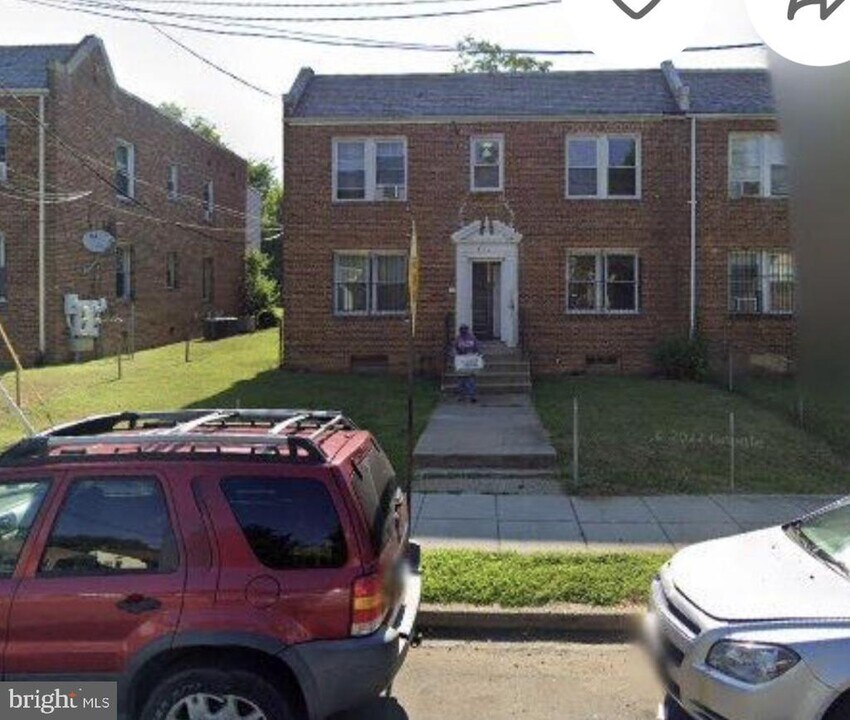 320 34th St SE-Unit -4 in Washington, DC - Building Photo