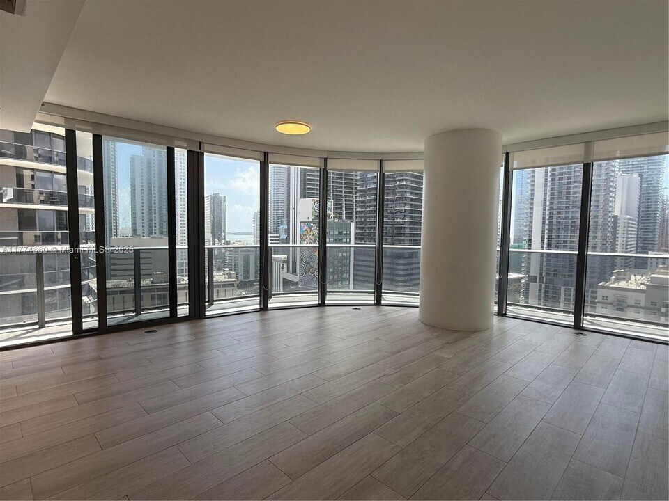 55 SW 9th St, Unit #1803 in Miami, FL - Foto de edificio