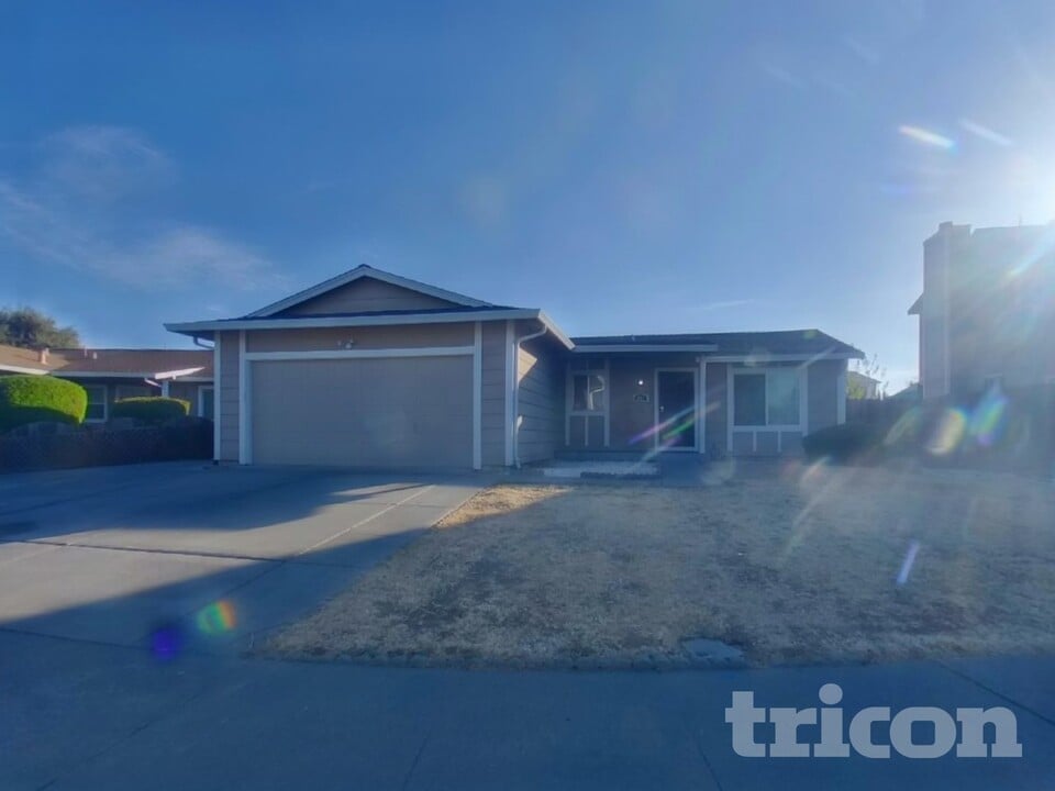 607 Placer Ln in Suisun City, CA - Building Photo