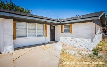 924 Adrian St in Lubbock, TX - Foto de edificio - Building Photo