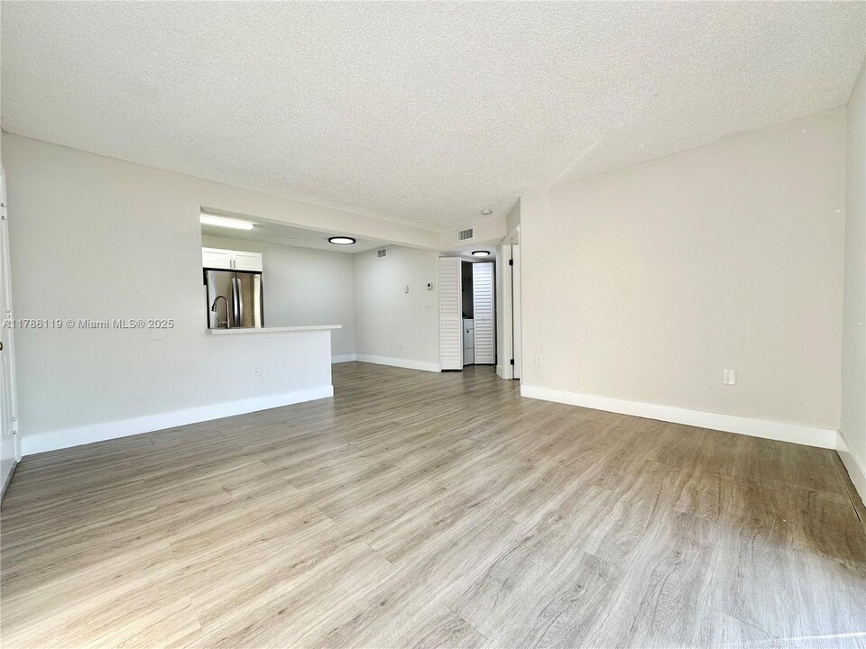 251 Palm Cir W, Unit 202 in Pembroke Pines, FL - Building Photo