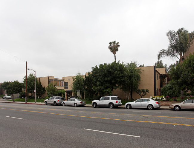 Encino Stardust Apartments in Encino, CA - Building Photo - Building Photo