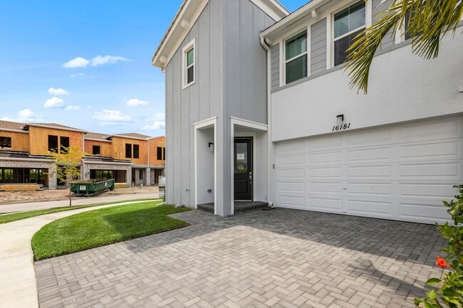 16181 Oakview Dr in Westlake, FL - Foto de edificio - Building Photo