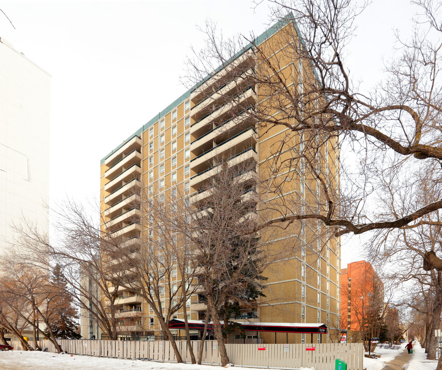 10140 120th St NW in Edmonton, AB - Building Photo