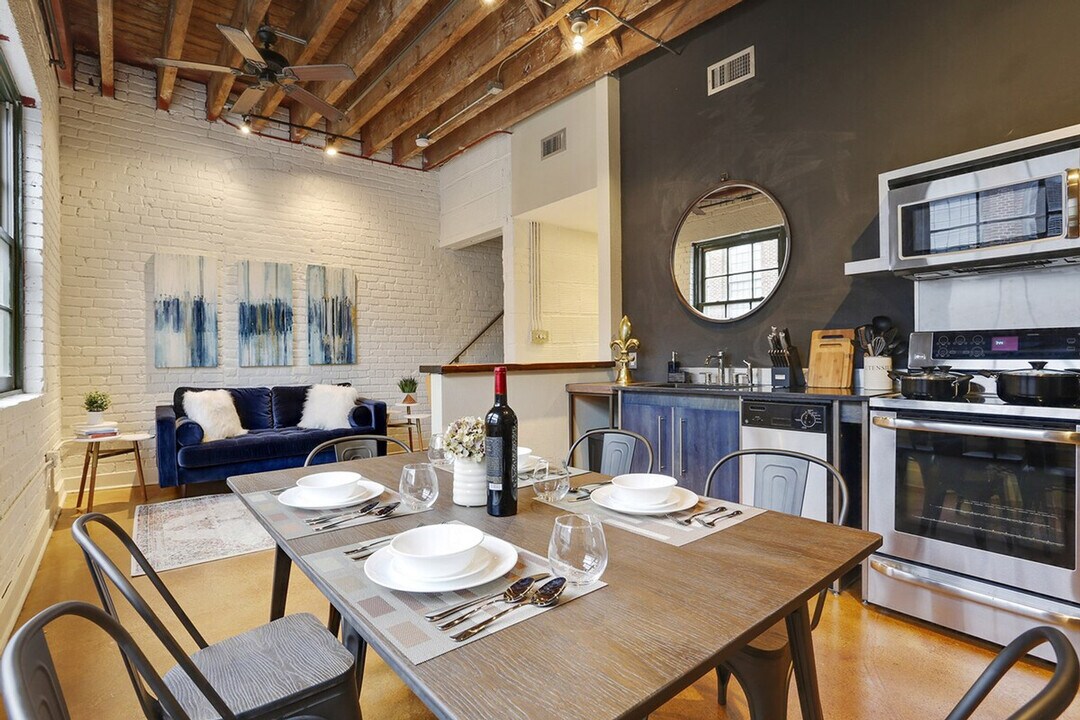 1029 Annunciation St in New Orleans, LA - Building Photo