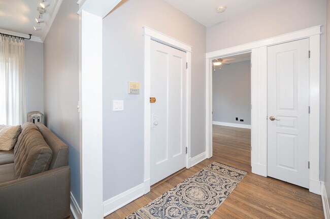 536 1/2 W Cornelia Ave in Chicago, IL - Building Photo - Building Photo