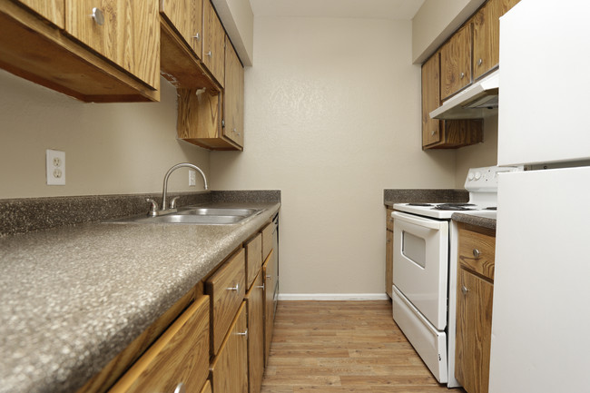 Gilbert Square Apartments in Mesa, AZ - Building Photo - Interior Photo