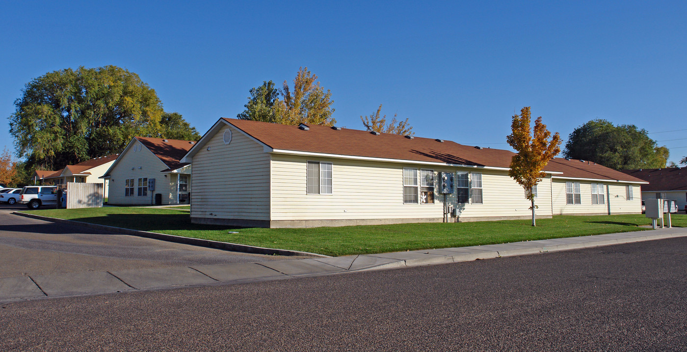 Hillcrest Apartments in Ontario, OR - Building Photo