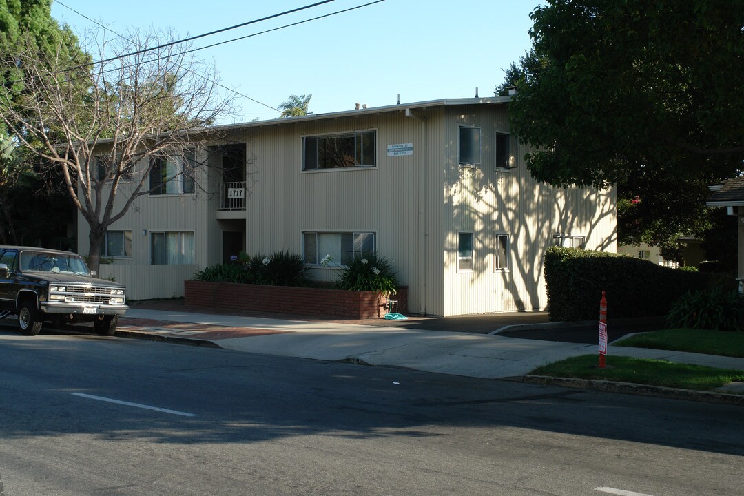1717 Chapala St in Santa Barbara, CA - Building Photo