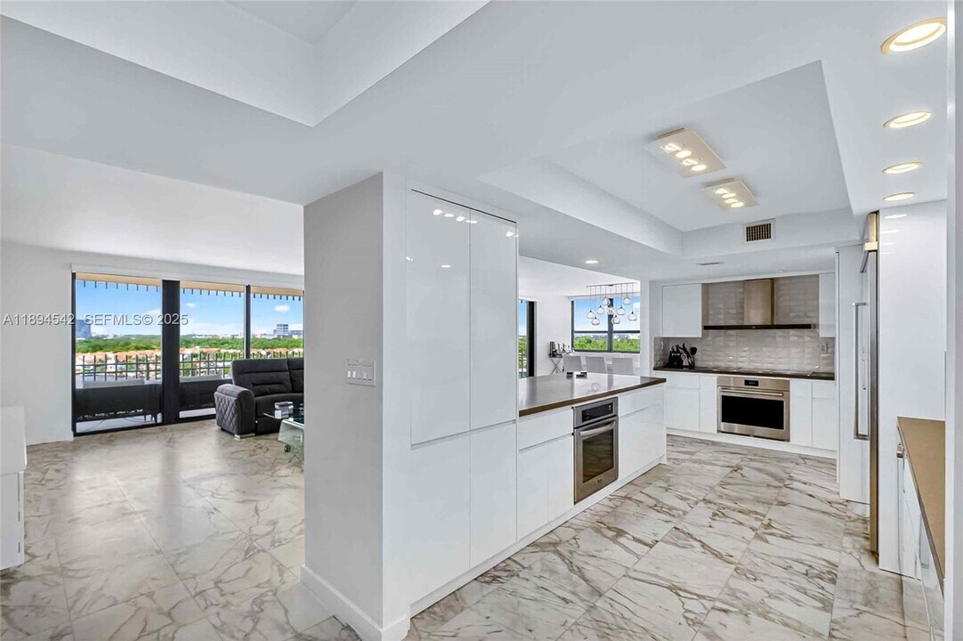 2 Grove Isle Dr in Miami, FL - Foto de edificio