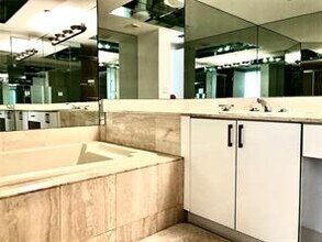 1083 E Island Blvd in Aventura, FL - Building Photo - Building Photo