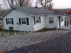 208 E Tennessee Ave in Oak Ridge, TN - Building Photo