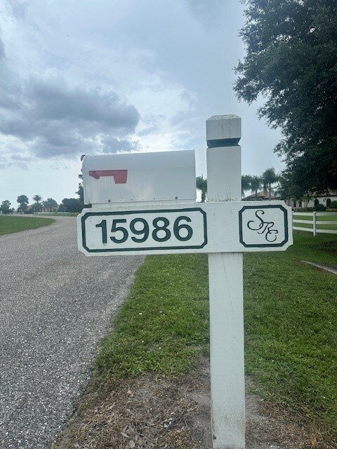 15986 Cutting Horse Trail in Myakka City, FL - Foto de edificio