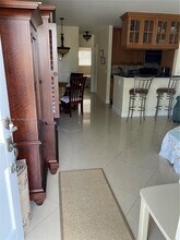 467 Golden Isles Dr in Hallandale Beach, FL - Foto de edificio - Building Photo