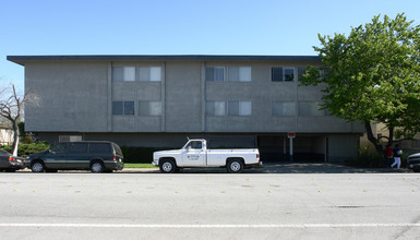 Samson Street Apartments in Redwood City, CA - Foto de edificio - Building Photo