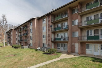 Forest Hill Apartments in Oxon Hill, MD - Foto de edificio - Building Photo