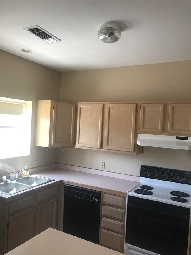 905 W Eagle Pass St in Alpine, TX - Building Photo - Building Photo
