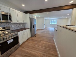 8227 Vivian Dr in Pittsburgh, PA - Building Photo - Building Photo