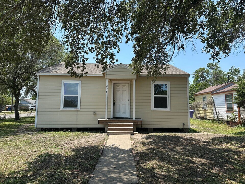 2525 Cleo St in Corpus Christi, TX - Building Photo