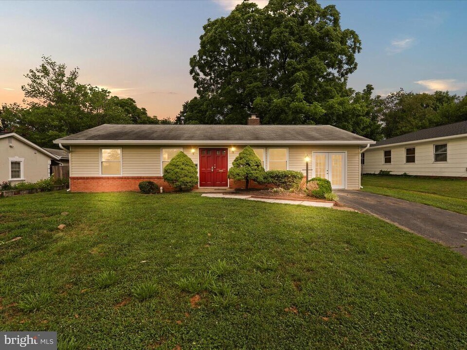 804 W Nettle Tree Rd in Sterling, VA - Foto de edificio