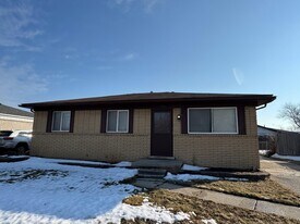 16024 Wellington Ave in Roseville, MI - Building Photo