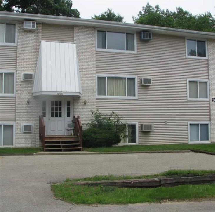 Robinwood Apartments in Hiawatha, IA - Building Photo