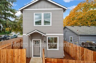 12096 SE Market St in Portland, OR - Building Photo