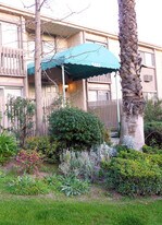 5444 Bellingham Ave, Unit Great1st Floor with Patio in Los Angeles, CA - Building Photo