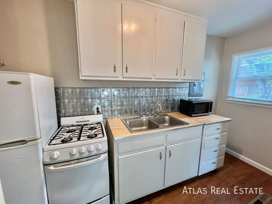 218 W Cheyenne Rd in Colorado Springs, CO - Building Photo