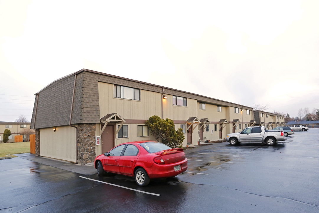 Rim Rock Villa Apartments in Redmond, OR - Building Photo