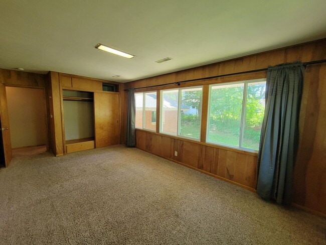 1103 College St in Cedar Falls, IA - Building Photo - Building Photo