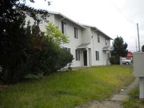 18451-18471 SE Oak St in Portland, OR - Building Photo - Building Photo