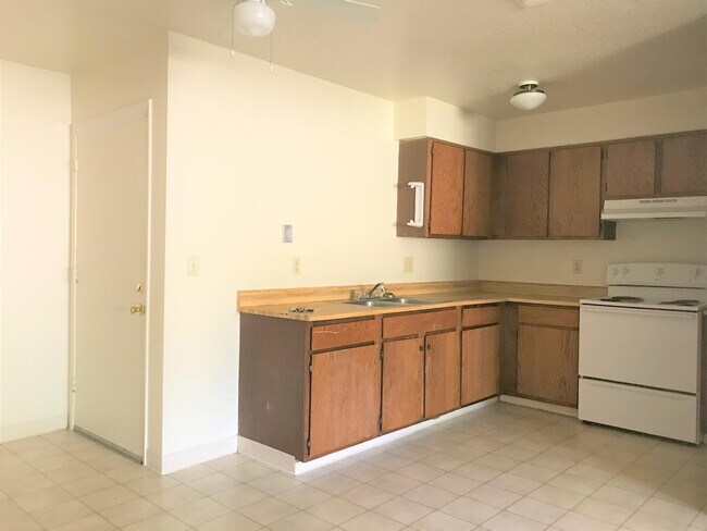 2061 Rosamond Ave-Unit -1 in Shasta Lake, CA - Foto de edificio - Building Photo