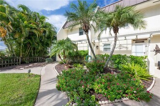 800 River Point Dr in Naples, FL - Building Photo - Building Photo