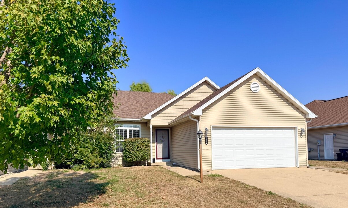 2016 Macon St in Mahomet, IL - Building Photo