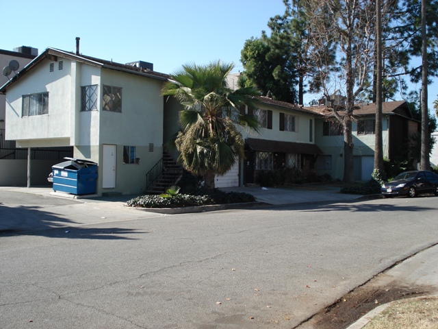 6424 Hazeltine Ave in Van Nuys, CA - Building Photo