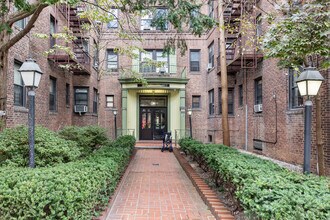 99-34 67th Rd in Forest Hills, NY - Foto de edificio - Building Photo