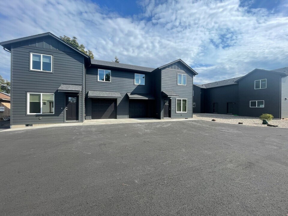 163 W C St in Lebanon, OR - Building Photo