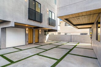 2204 Carmona Ave in Los Angeles, CA - Building Photo - Building Photo
