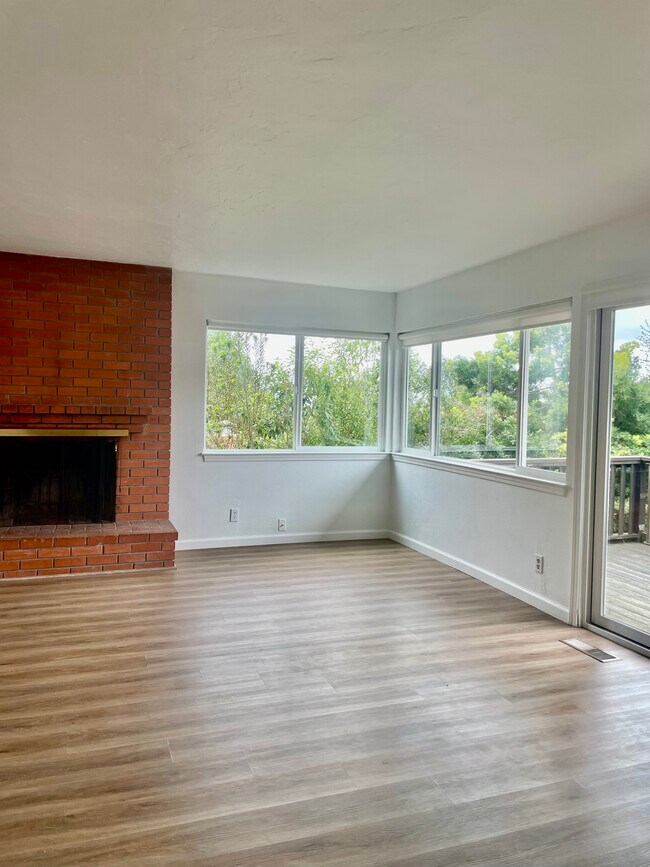 4371 Briar Cliff Rd in Oakland, CA - Foto de edificio - Building Photo
