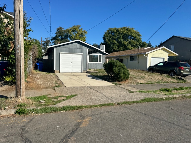 7109 SE Martins St in Portland, OR - Building Photo - Building Photo