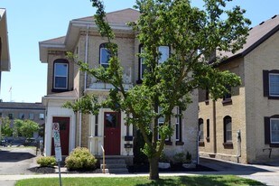 35-37 Wellington St in Brantford, ON - Building Photo