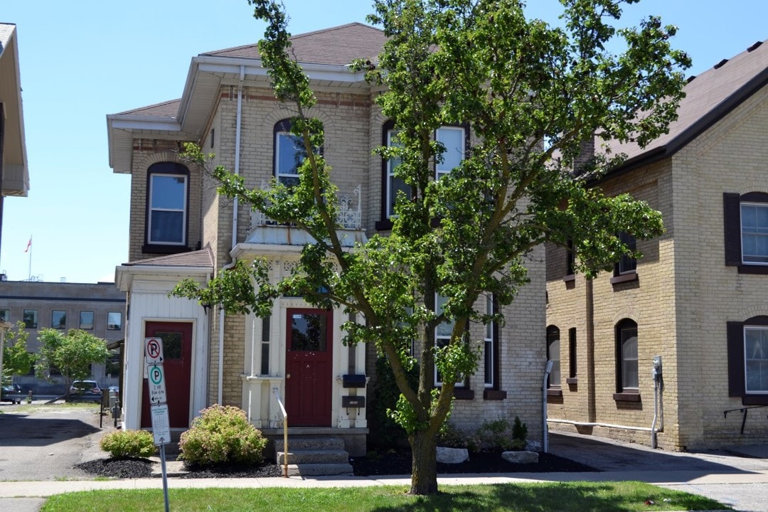 35-37 Wellington St in Brantford, ON - Building Photo