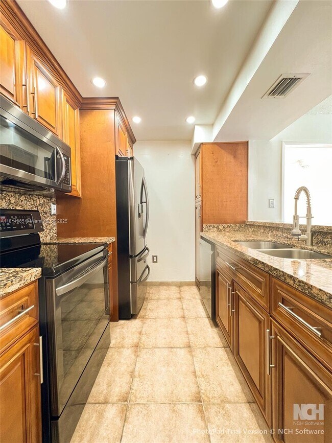7035 NW 186th St in Hialeah, FL - Building Photo - Building Photo