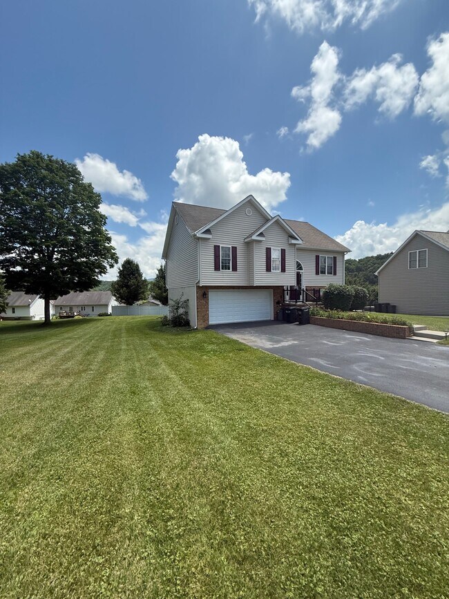 476 Brandon Dr in Bluefield, VA - Building Photo - Building Photo