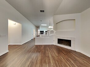 933 Paddington Dr E in Saginaw, TX - Building Photo - Building Photo