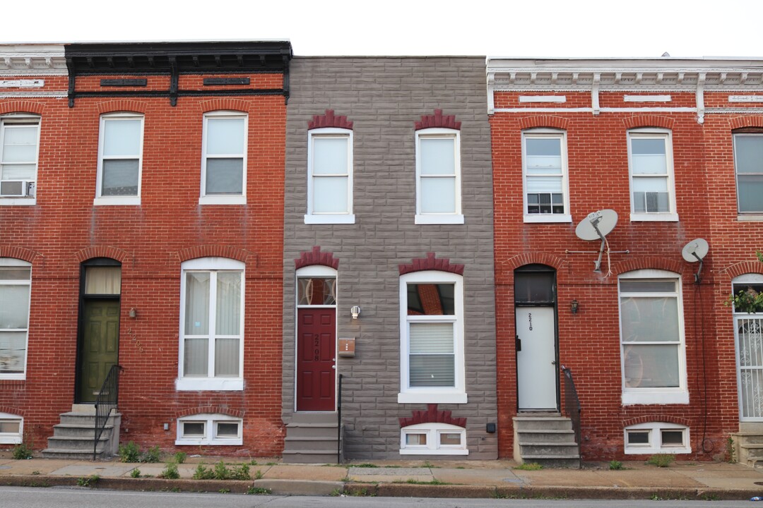 2208 Orleans St in Baltimore, MD - Foto de edificio