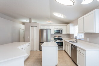 1605 Scotch Pine Dr in Brandon, FL - Foto de edificio - Building Photo